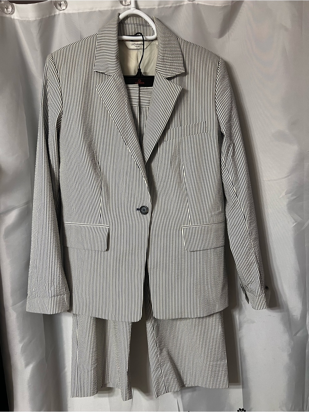 Liz Claiborne Vintage Women’s Navy & White Pinstripe Suit w capri pants. Size 10